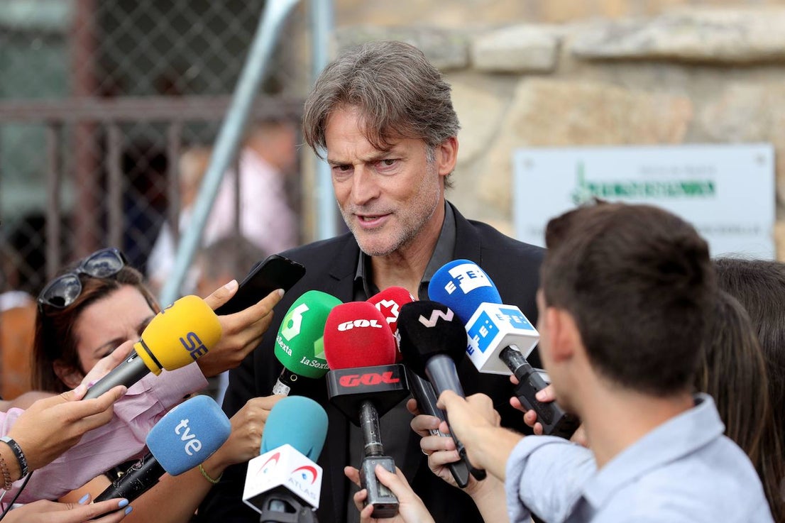 El exjugador de voleybol Rafa Pascual, realiza declaraciones en la capilla ardiente.