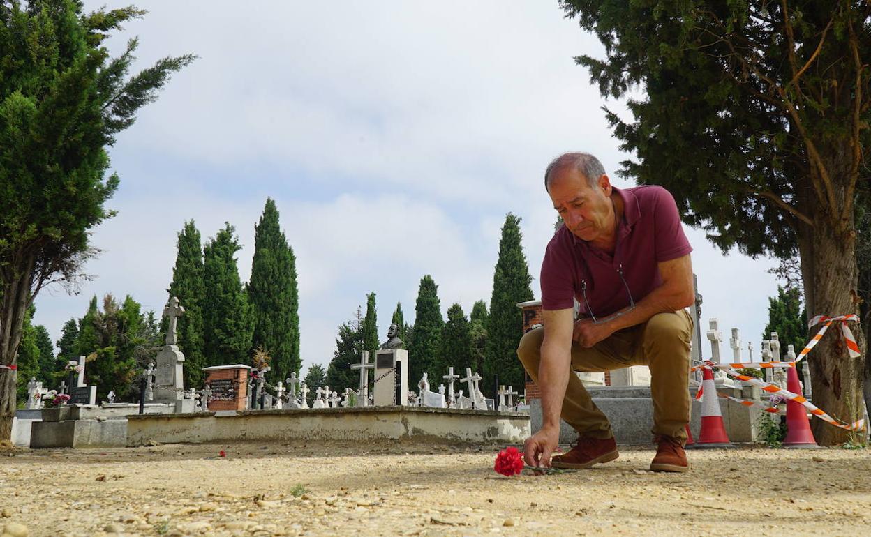 Julio del Olmo, en el cementerio del Carmen. 