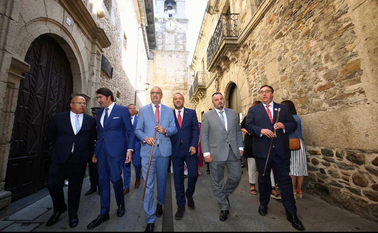 El subdelegado del Gobierno en León, Faustino Sánchez; el consejero de Fomento y Medio Ambiente, Juan Carlos Suárez-Quiñones; el alcalde de Ponferrada, Olegario Ramón; el presidente del Consejo Comarcal del Bierzo, Gerardo Álvarez Courel; el presidente de la Diputación de León, Eduardo Morán; y el alcalde de Villafranca del Bierzo (León), José Manuel Pereira, durante la celebración del Día del Bierzo.