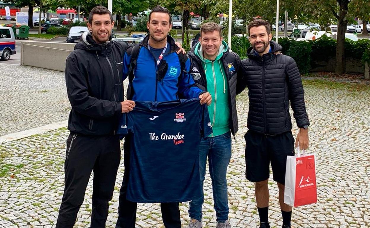 Los leoneses Víctor Rodríguez y Guillermo Fidalgo disfrutan del RedBull Dolomitenmann