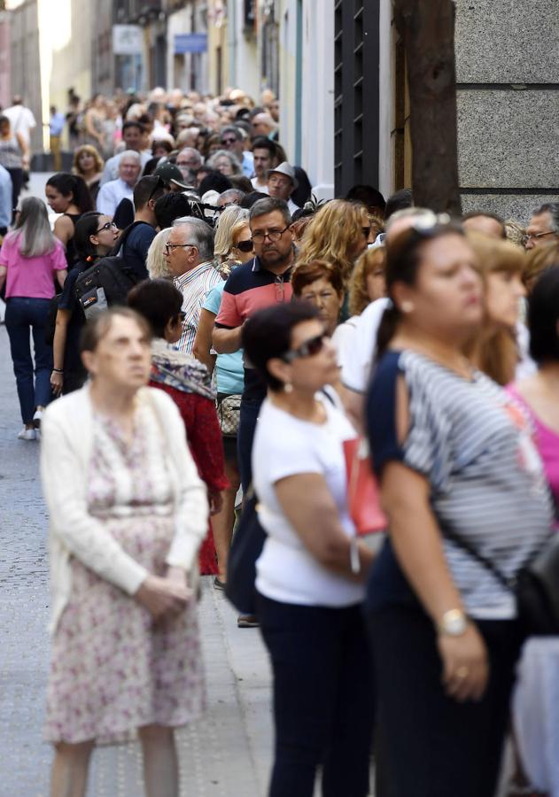 Admiradores de Camilo Sesto hacen cola frente a la SGAE para del el último adiós al cantante.