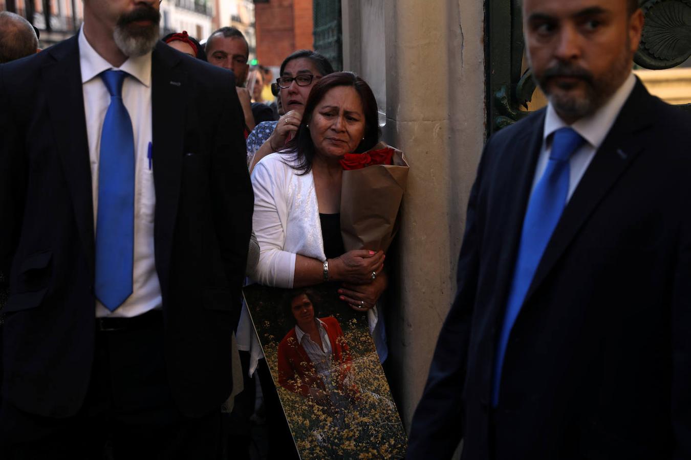 Los fas de Camilo Sesto cantan sus canciones mientras esperan para presentar sus respetos en la capilla ardiente.