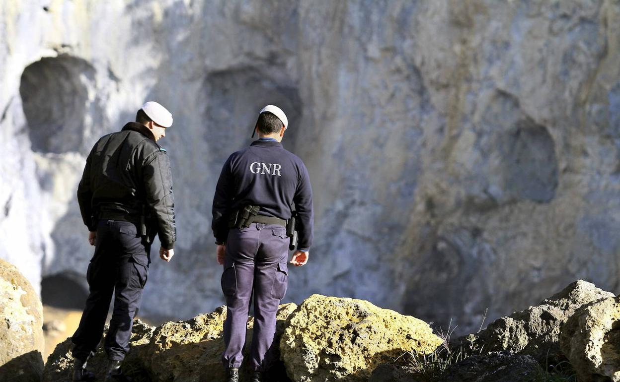 La Guardia Nacional portuguesa destruye el explosivo incautado a ETA.