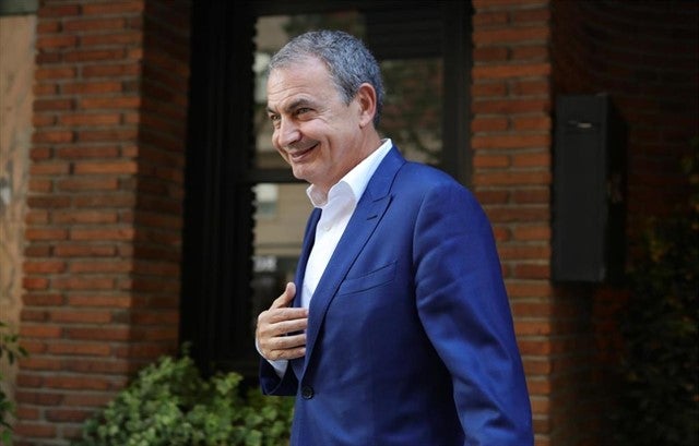 El expresidente del Gobierno, José Luis Rodríguez Zapatero, sale de un restaurante de Madrid. 