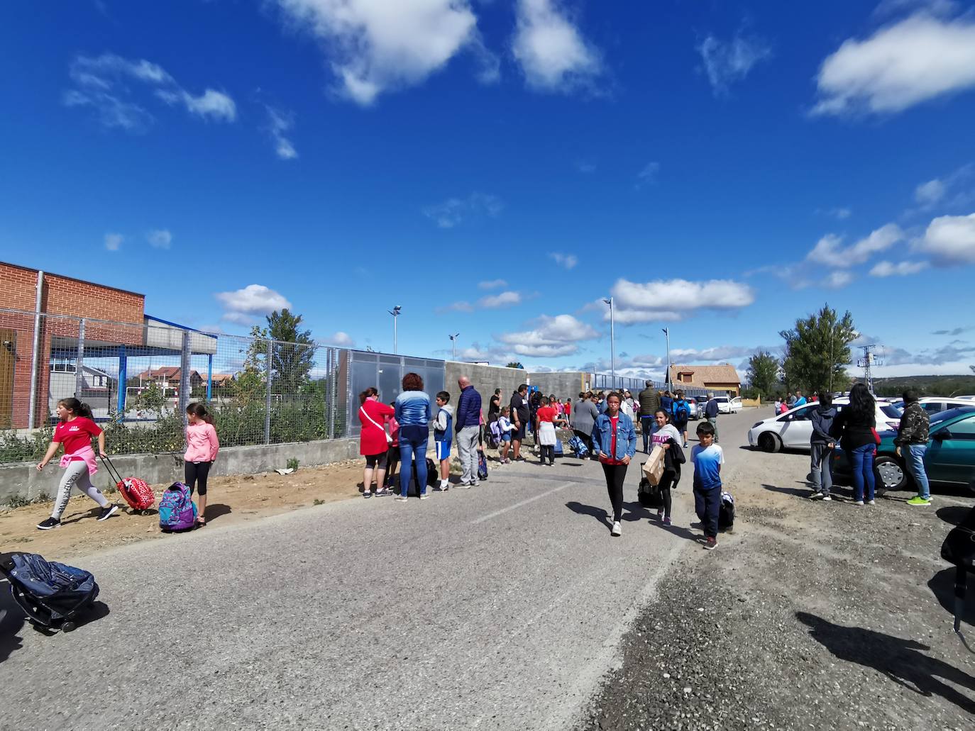 Fotos: Camino de tierra que da acceso al Colegio Los Adiles