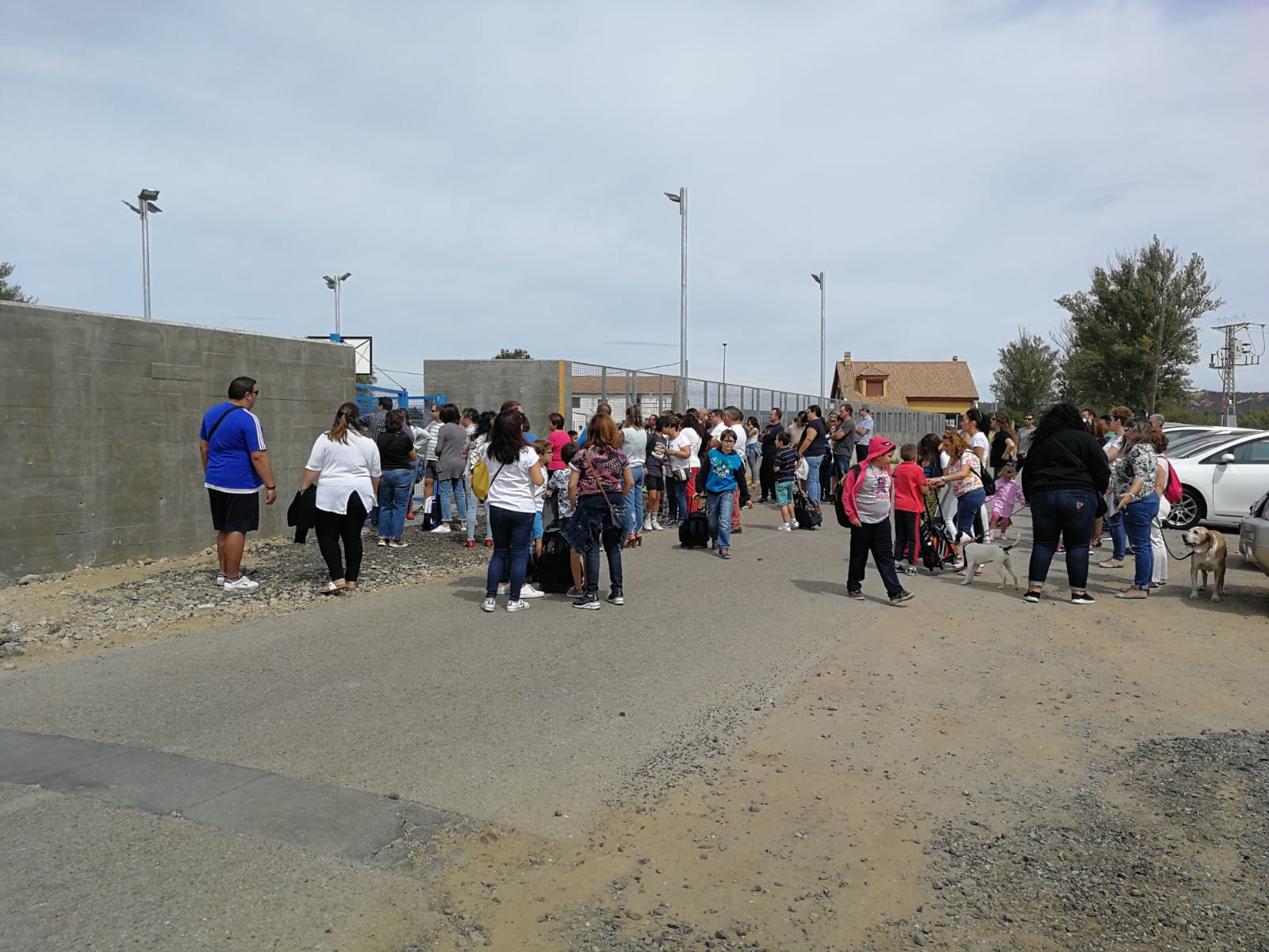 Fotos: Camino de tierra que da acceso al Colegio Los Adiles