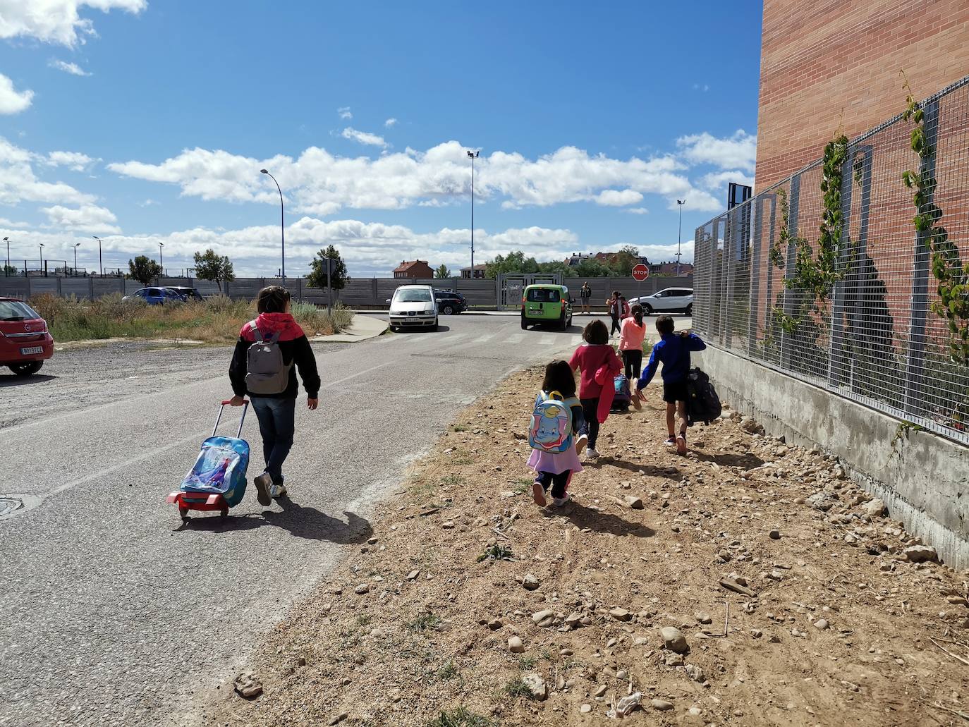 Fotos: Camino de tierra que da acceso al Colegio Los Adiles