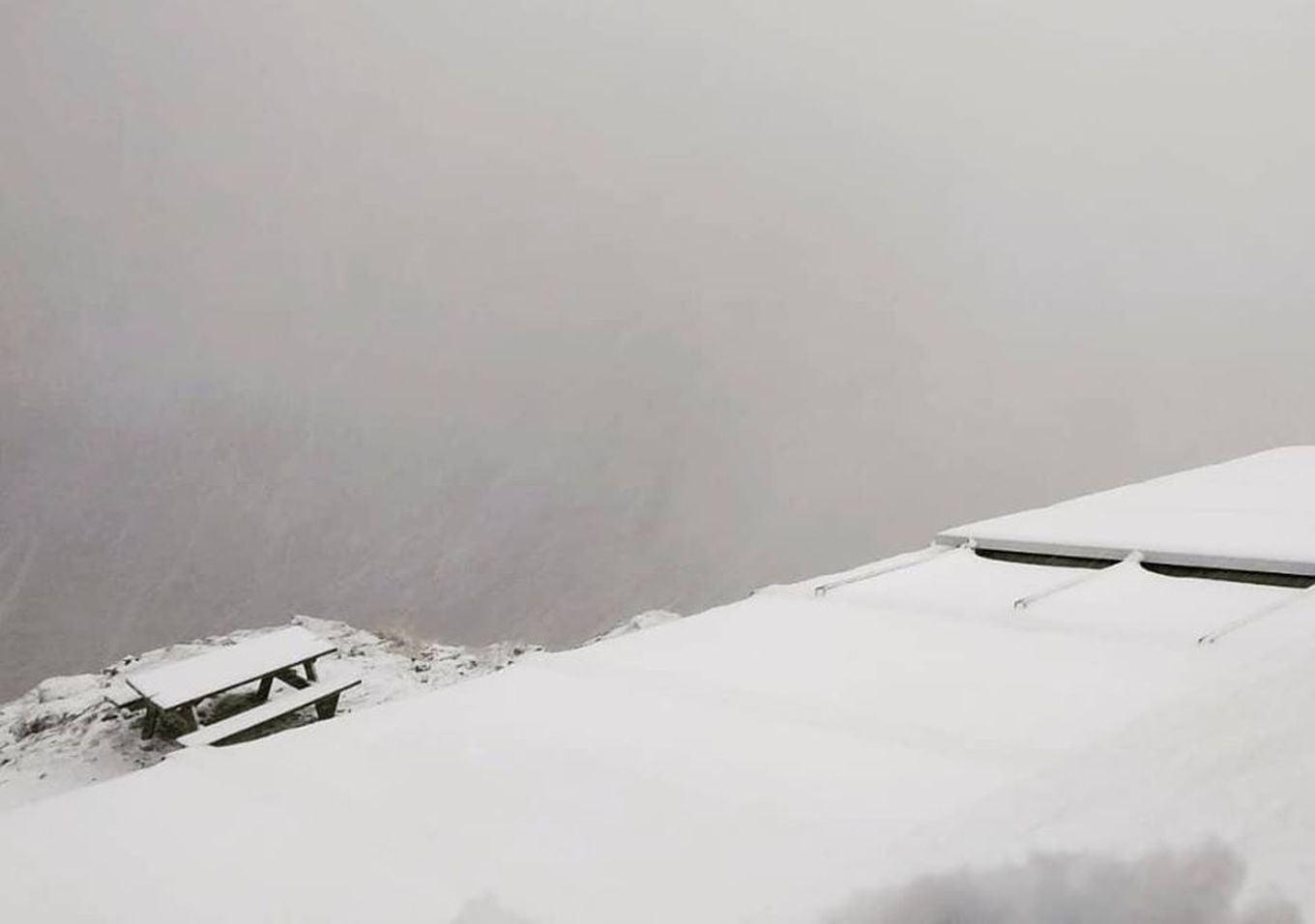 Imagen del refugio bajo la nieve este martes.