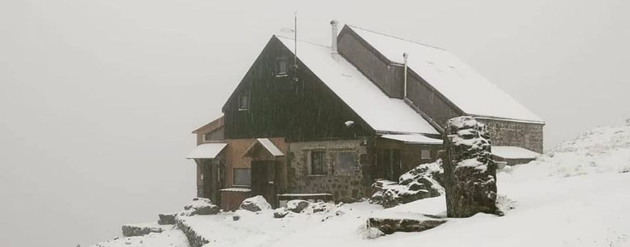 Imagen del refugio bajo la nieve este martes.