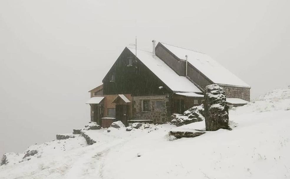 Imagen del refugio de Collado Jermoso, tomada por los responsables del mismo este martes.