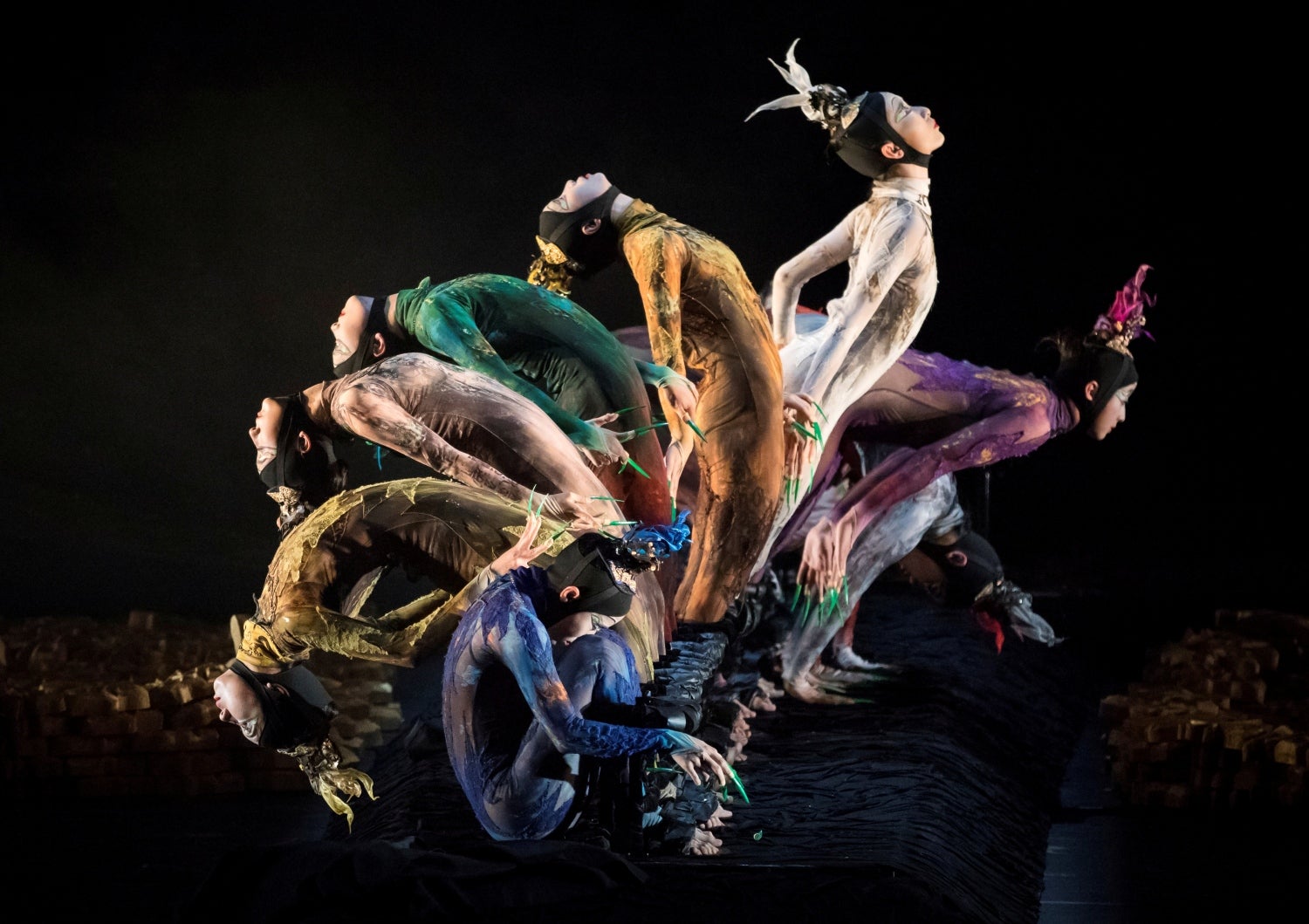 Bailarines de Peacock Contemporary Dance Company de China realizan el Rito de Primavera de Yang Liping durante el Festival Internacional de Danza Contemporánea DANCEINVERSION en el escenario del Teatro Bolshoi en Moscú, Rusia 