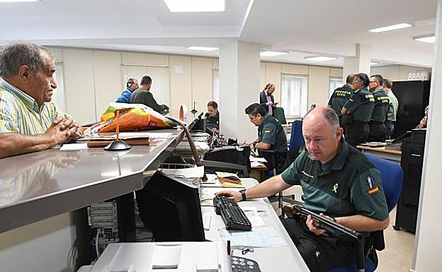 Imagen principal - Mercedes Martín, durante la visita de este miércoles a la Comandancia de la Guardia Civil.