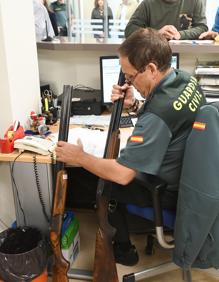 Imagen secundaria 2 - Mercedes Martín, durante la visita de este miércoles a la Comandancia de la Guardia Civil.