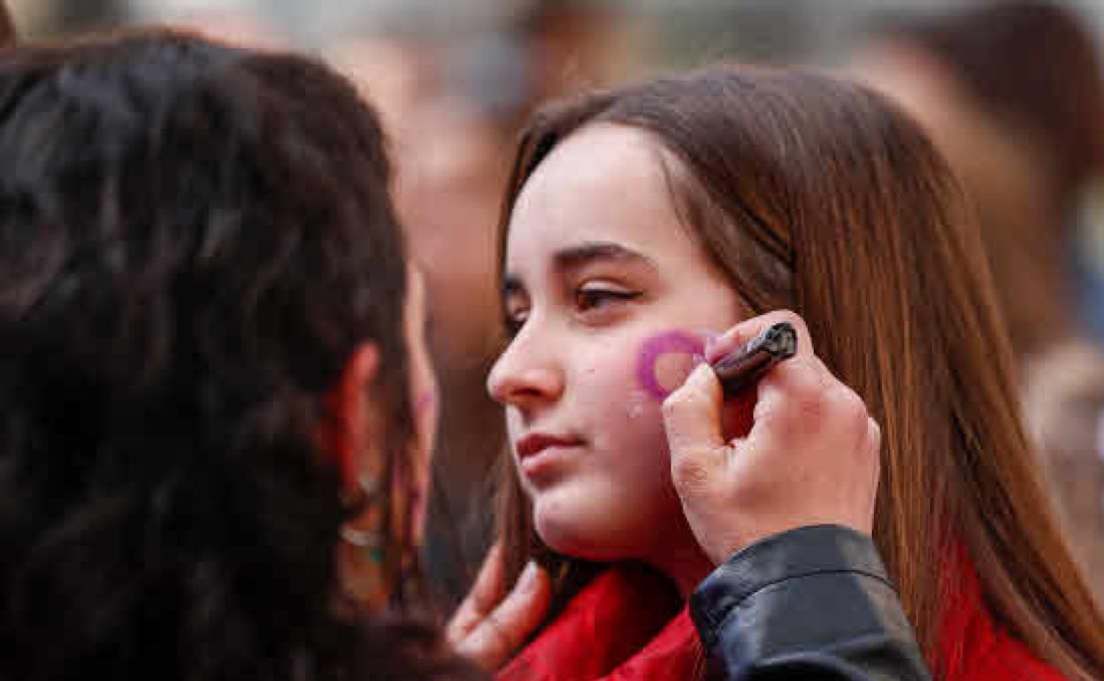 Una joven en una manifestación feminista en Madrid