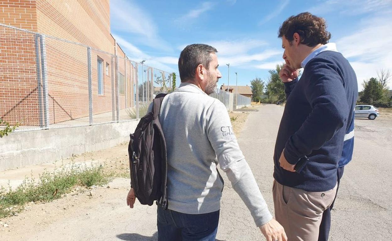 El alcalde de Villaquilambre, Manuel García, este miércoles durante la visita a la zona.