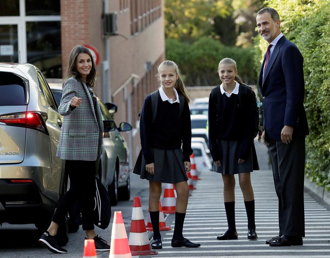 La reina Letizia, la princesa Leonor, la infanta Sofía y el Rey, ayer, en el colegio Los Rosales. 