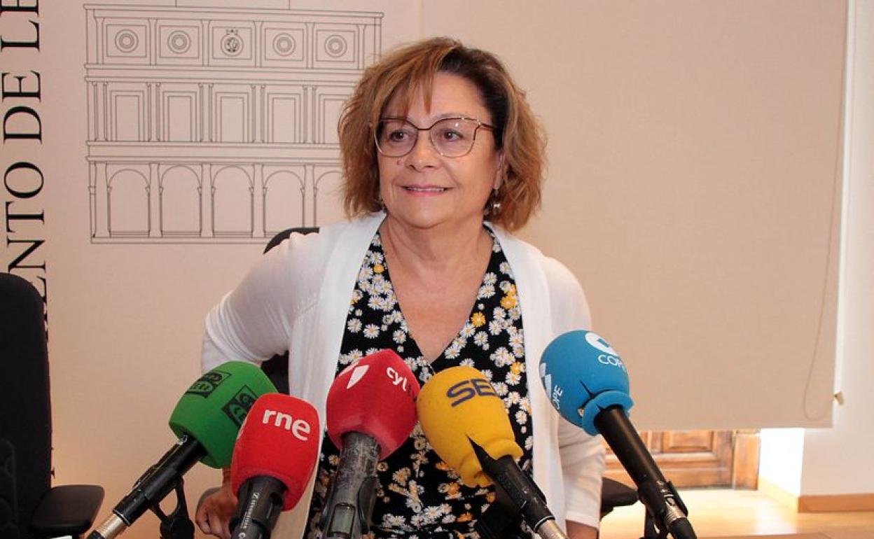 La portavoz del equipo de Gobierno socialista en el Ayuntamiento de León, Evelia Fernández, durante una rueda de prensa.