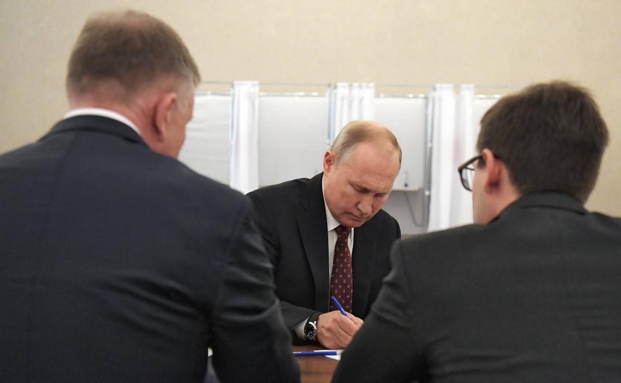 Vladímir Putin, votando durante los comicios del pasado domingo.