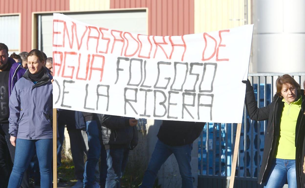 Trabajadores de la planta embotelladora de Folgoso durante una de sus protestas.