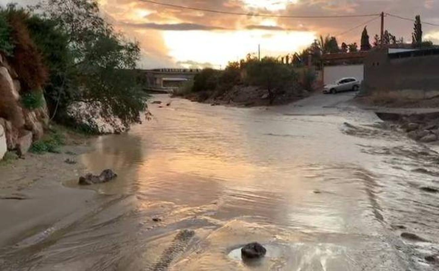 Las tombas de agua cortan los caminos en Pulpí (Almería)