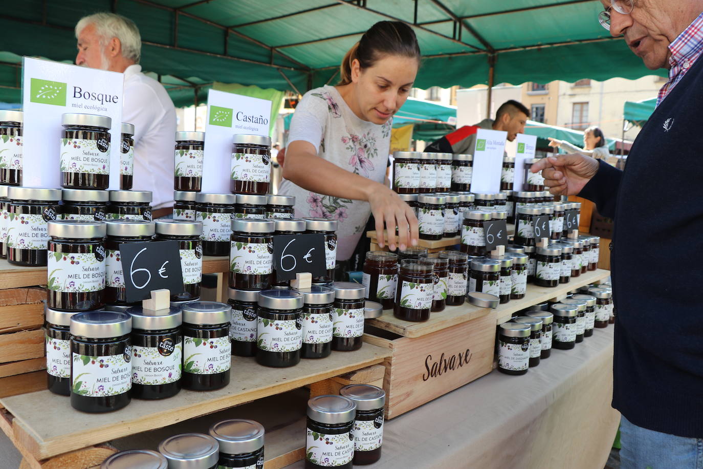 La I Feria Ecomercado 'Ciudad de León' quiere mostrar durante este sábado otra forma de consumir, muy relacionada con el desarrollo del mundo rural y una producción sostenible y artesanal.