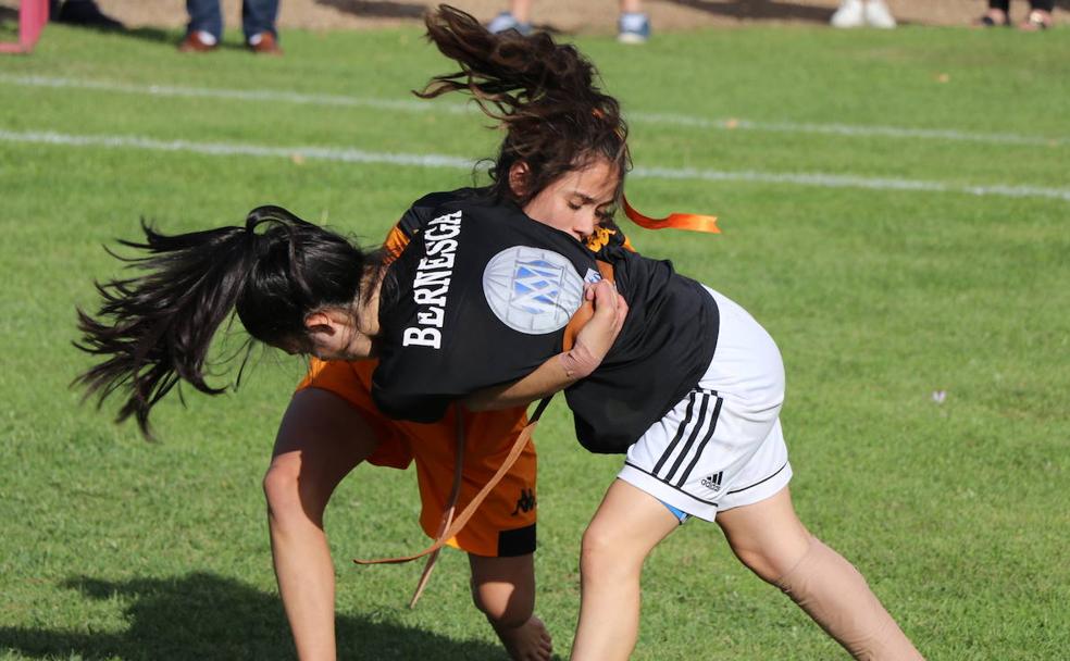 Dos luchadoras compiten en el corro de lucha.