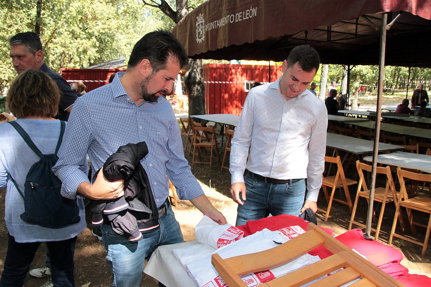 El alcalde de León, el socialista José Antonio Diez, junto a los secretarios provincial y autonómico del partido.