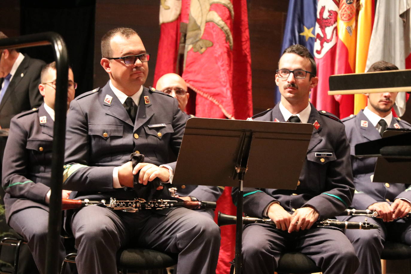 El auditorio Ciudad de León acoge el VIII Concierto León, Cuna del Parlamentarismo en el que la Unidad de Música de la Academia Básica del Aire ha seleccionado una decena de temas bajo la batuta el capitán Julio César Ruiz Salamanca.