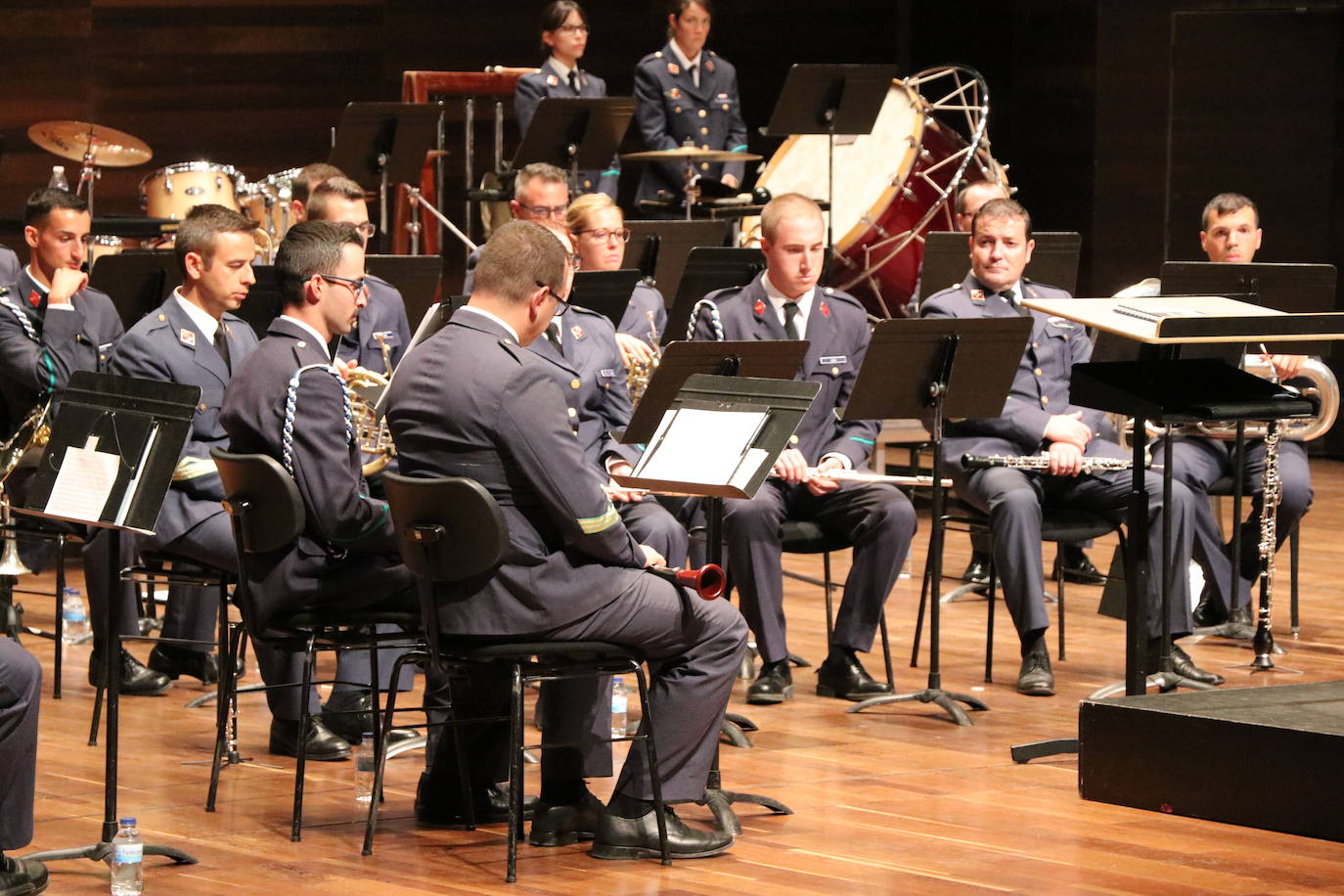 El auditorio Ciudad de León acoge el VIII Concierto León, Cuna del Parlamentarismo en el que la Unidad de Música de la Academia Básica del Aire ha seleccionado una decena de temas bajo la batuta el capitán Julio César Ruiz Salamanca.