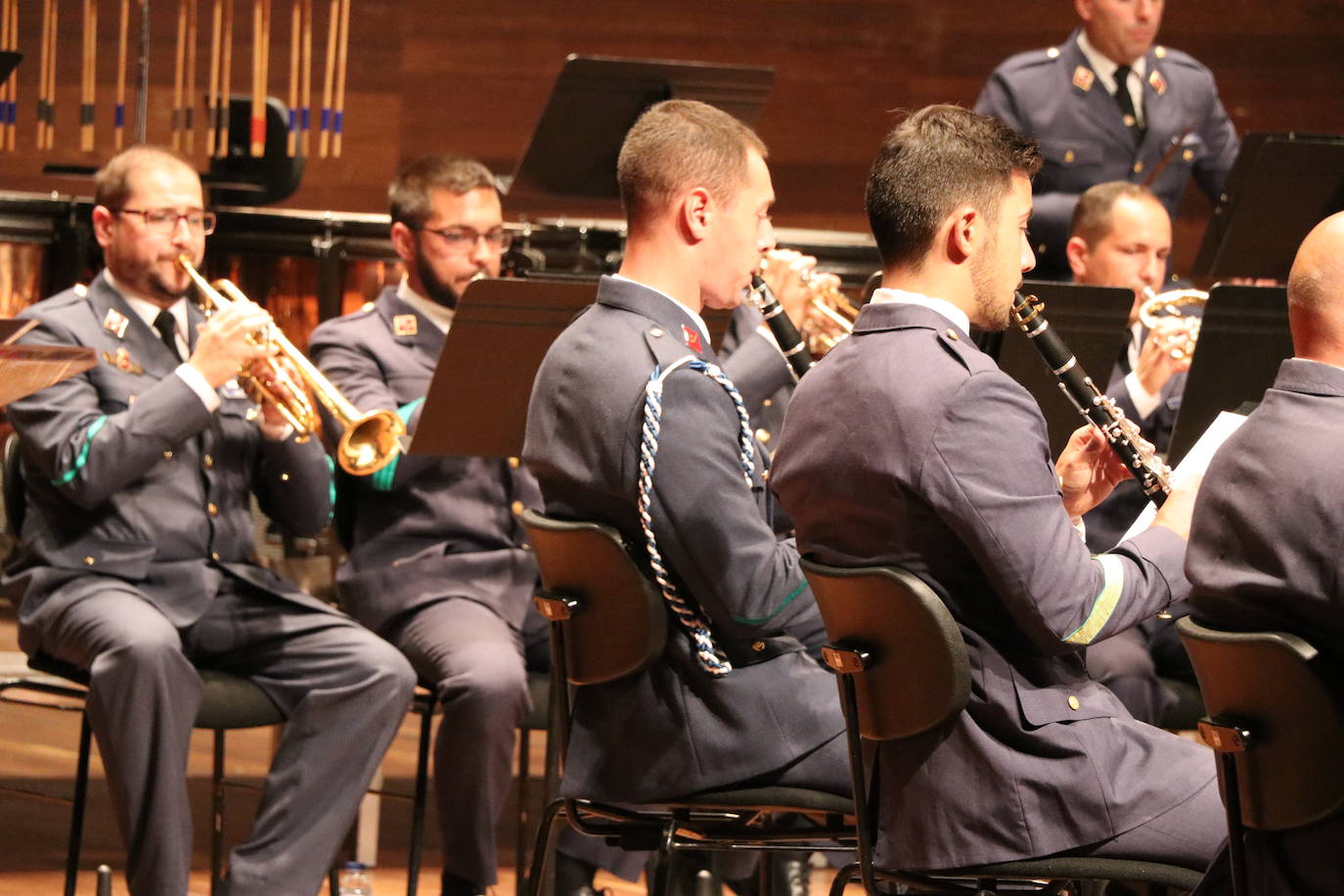 El auditorio Ciudad de León acoge el VIII Concierto León, Cuna del Parlamentarismo en el que la Unidad de Música de la Academia Básica del Aire ha seleccionado una decena de temas bajo la batuta el capitán Julio César Ruiz Salamanca.