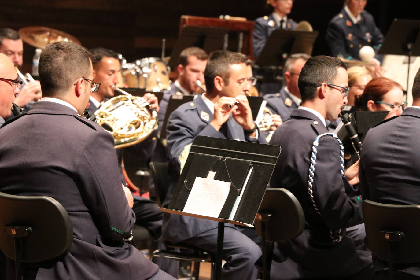 El auditorio Ciudad de León acoge el VIII Concierto León, Cuna del Parlamentarismo en el que la Unidad de Música de la Academia Básica del Aire ha seleccionado una decena de temas bajo la batuta el capitán Julio César Ruiz Salamanca.