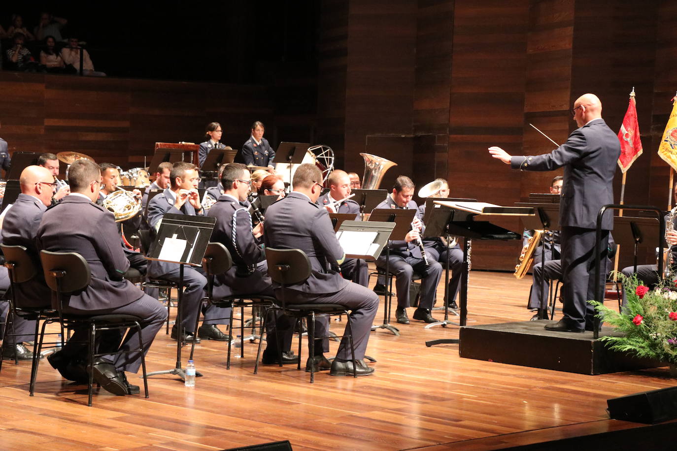 El auditorio Ciudad de León acoge el VIII Concierto León, Cuna del Parlamentarismo en el que la Unidad de Música de la Academia Básica del Aire ha seleccionado una decena de temas bajo la batuta el capitán Julio César Ruiz Salamanca.