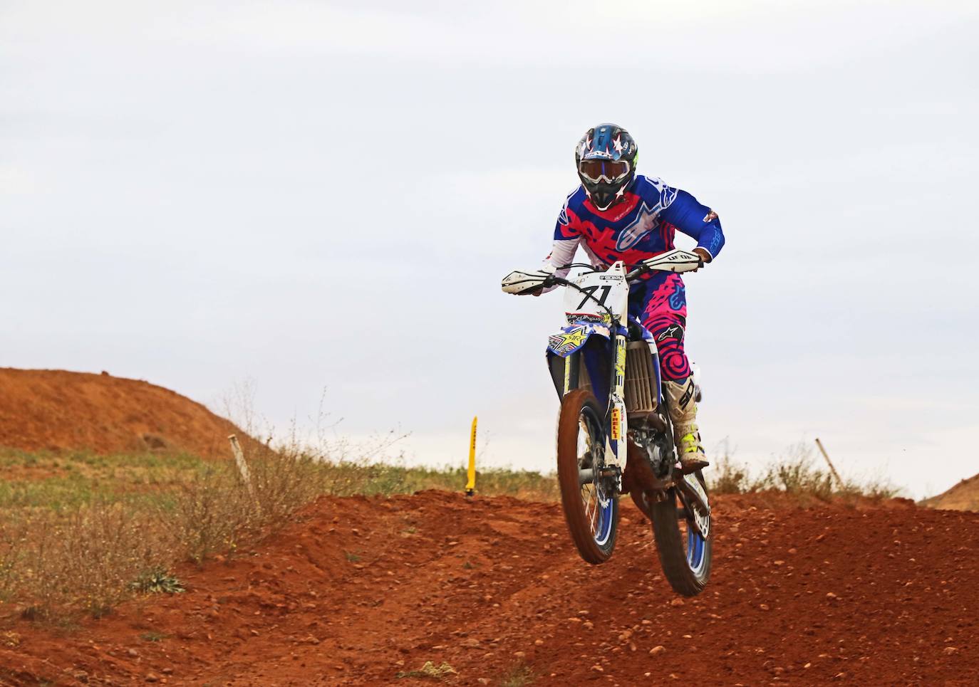 Los motores han vuelto a rugir con fuerza en el circuito de 'Los Cucharales' de Valencia de Don Juan. Este recinto coyantino ha a cogido la cuarta prueba de motocross puntuable del campeonato de Castilla y León 2019, el más importante de los que organiza la Federación.