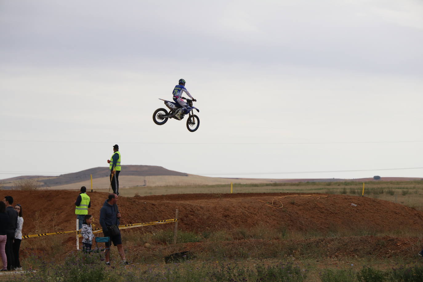 Los motores han vuelto a rugir con fuerza en el circuito de 'Los Cucharales' de Valencia de Don Juan. Este recinto coyantino ha a cogido la cuarta prueba de motocross puntuable del campeonato de Castilla y León 2019, el más importante de los que organiza la Federación.