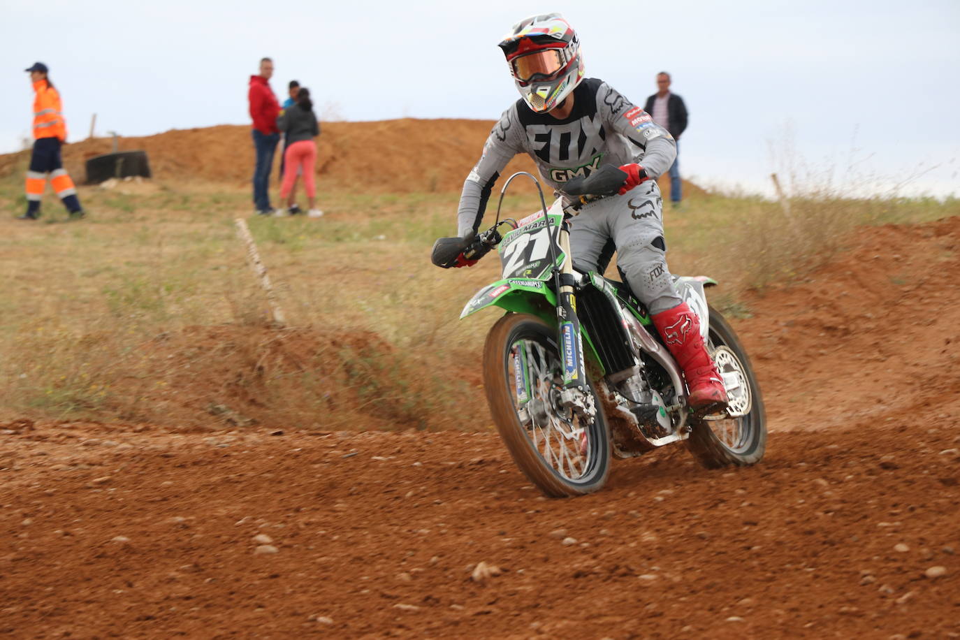 Los motores han vuelto a rugir con fuerza en el circuito de 'Los Cucharales' de Valencia de Don Juan. Este recinto coyantino ha a cogido la cuarta prueba de motocross puntuable del campeonato de Castilla y León 2019, el más importante de los que organiza la Federación.