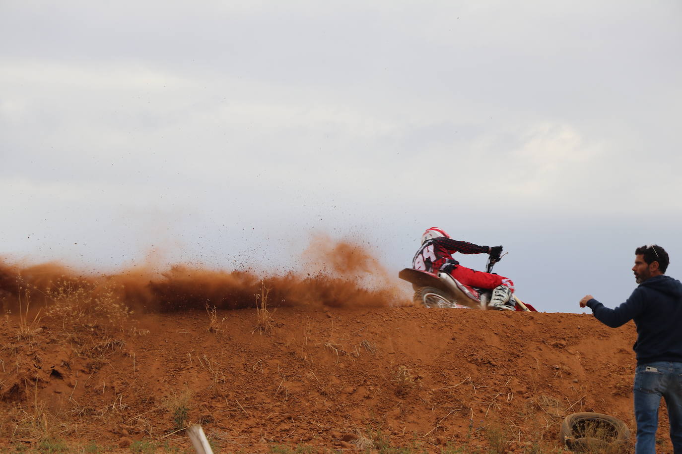 Los motores han vuelto a rugir con fuerza en el circuito de 'Los Cucharales' de Valencia de Don Juan. Este recinto coyantino ha a cogido la cuarta prueba de motocross puntuable del campeonato de Castilla y León 2019, el más importante de los que organiza la Federación.