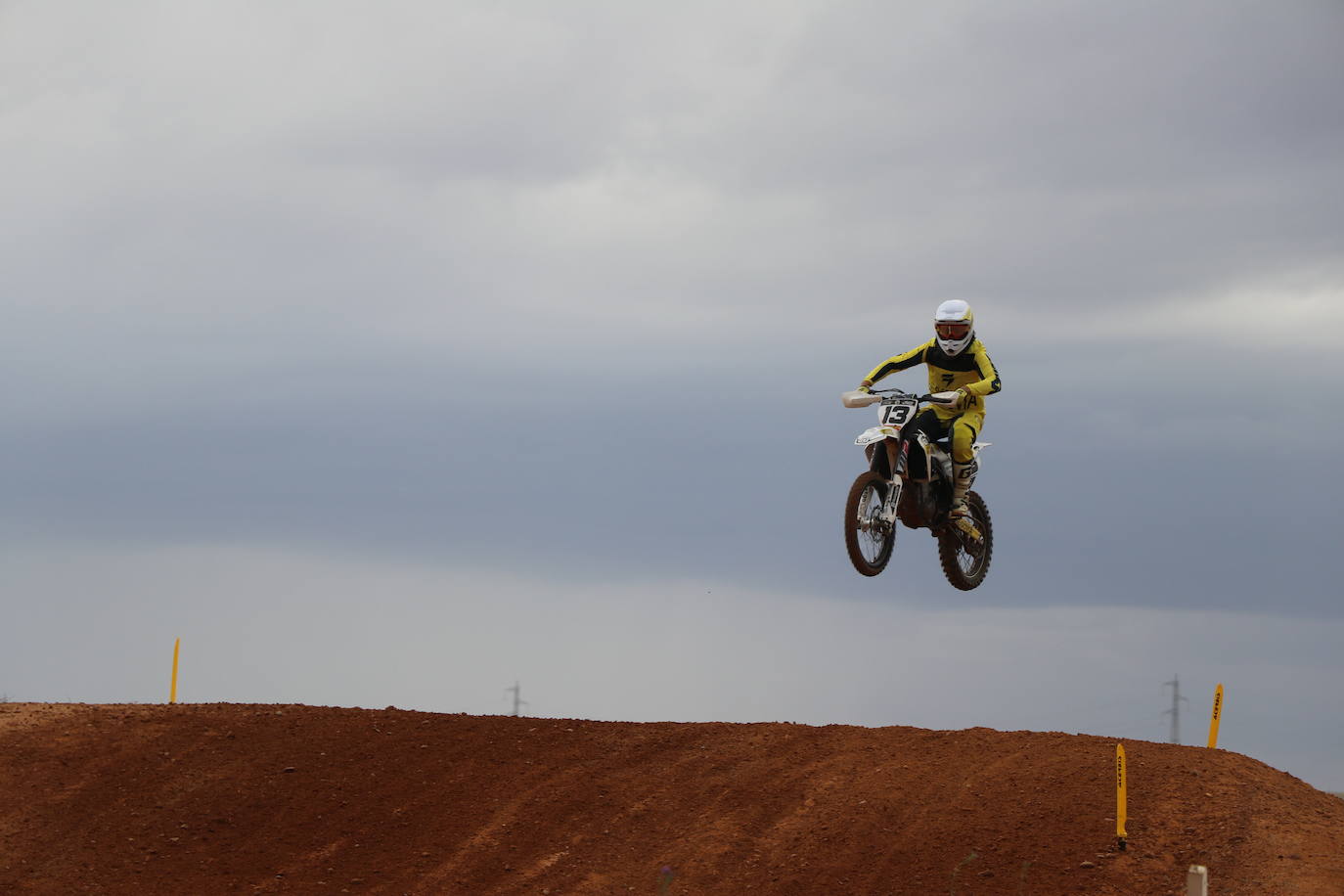 Los motores han vuelto a rugir con fuerza en el circuito de 'Los Cucharales' de Valencia de Don Juan. Este recinto coyantino ha a cogido la cuarta prueba de motocross puntuable del campeonato de Castilla y León 2019, el más importante de los que organiza la Federación.