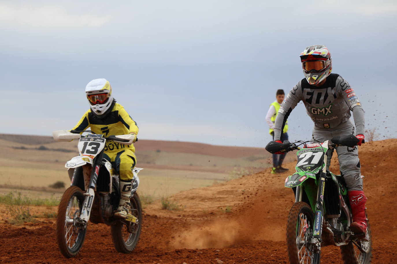 Los motores han vuelto a rugir con fuerza en el circuito de 'Los Cucharales' de Valencia de Don Juan. Este recinto coyantino ha a cogido la cuarta prueba de motocross puntuable del campeonato de Castilla y León 2019, el más importante de los que organiza la Federación.