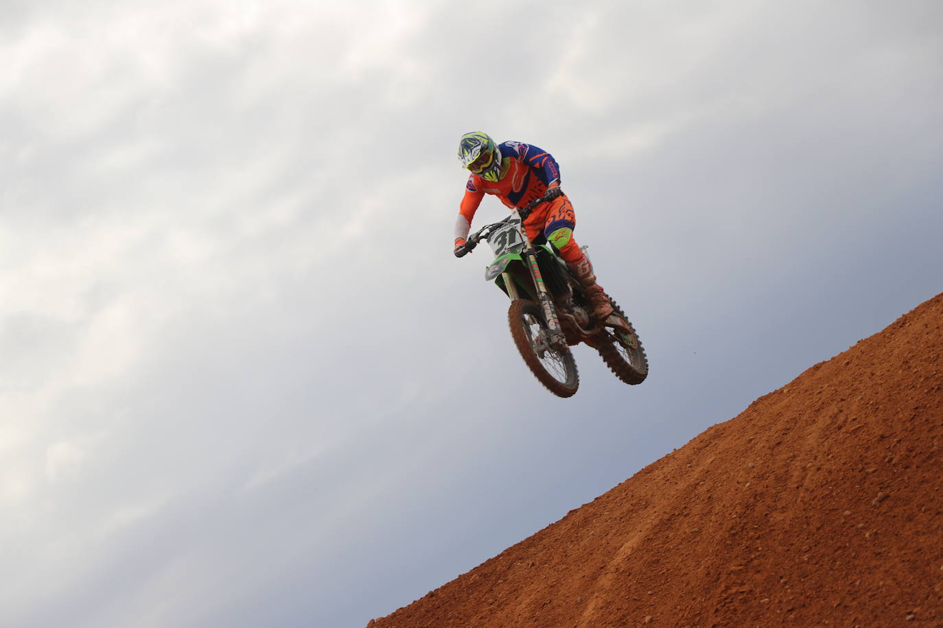 Los motores han vuelto a rugir con fuerza en el circuito de 'Los Cucharales' de Valencia de Don Juan. Este recinto coyantino ha a cogido la cuarta prueba de motocross puntuable del campeonato de Castilla y León 2019, el más importante de los que organiza la Federación.