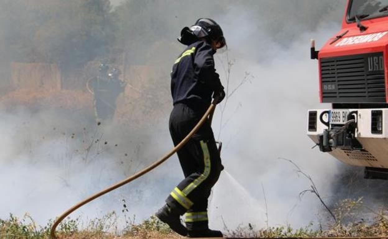 Un bombero extingue el fuego en una imagen de archivo. 