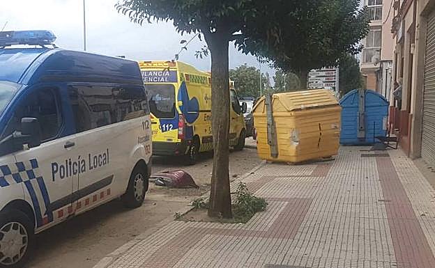 Los contenedores que han sido empujados por el vehículo.