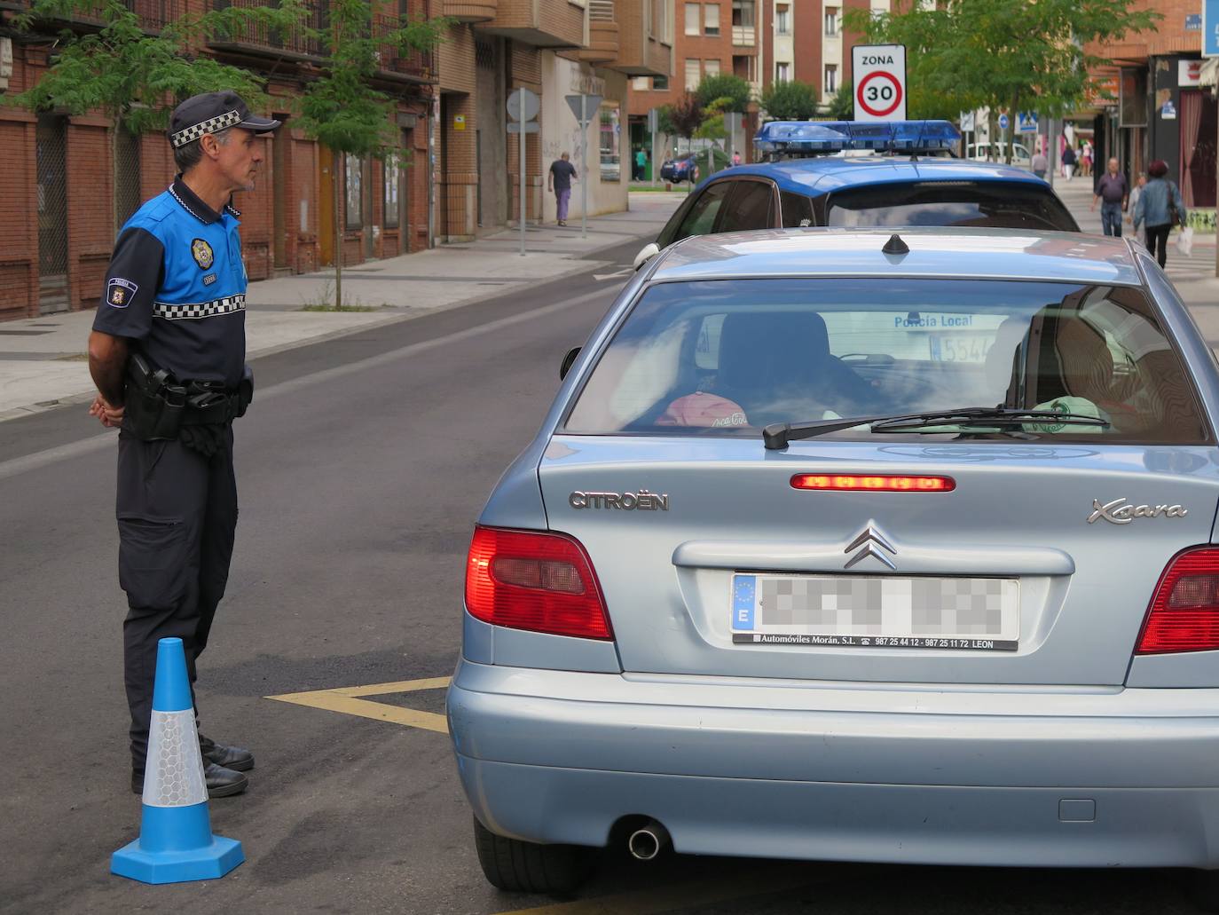 Fotos: La Policía Local de León inica la campaña de control de distracciones al volante