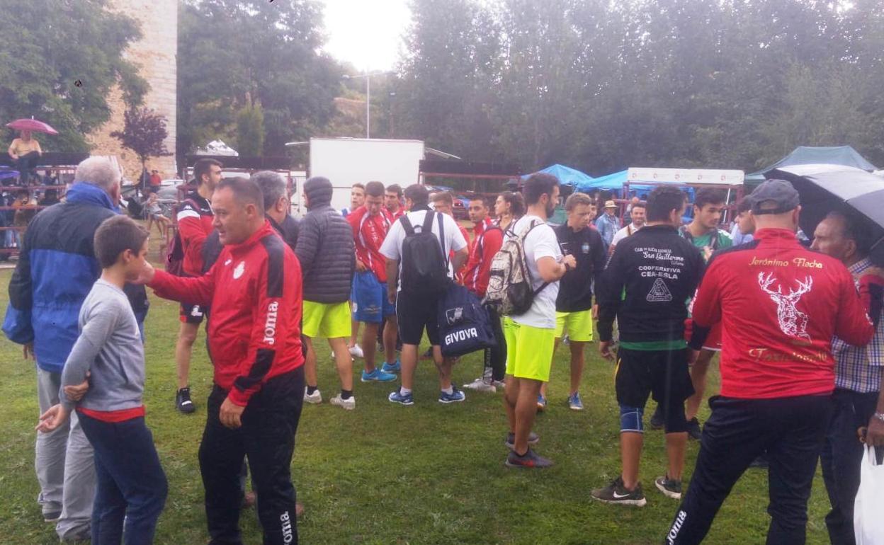 La lluvia suspende el corro de la Liga de Verano de Manzaneda de Torío