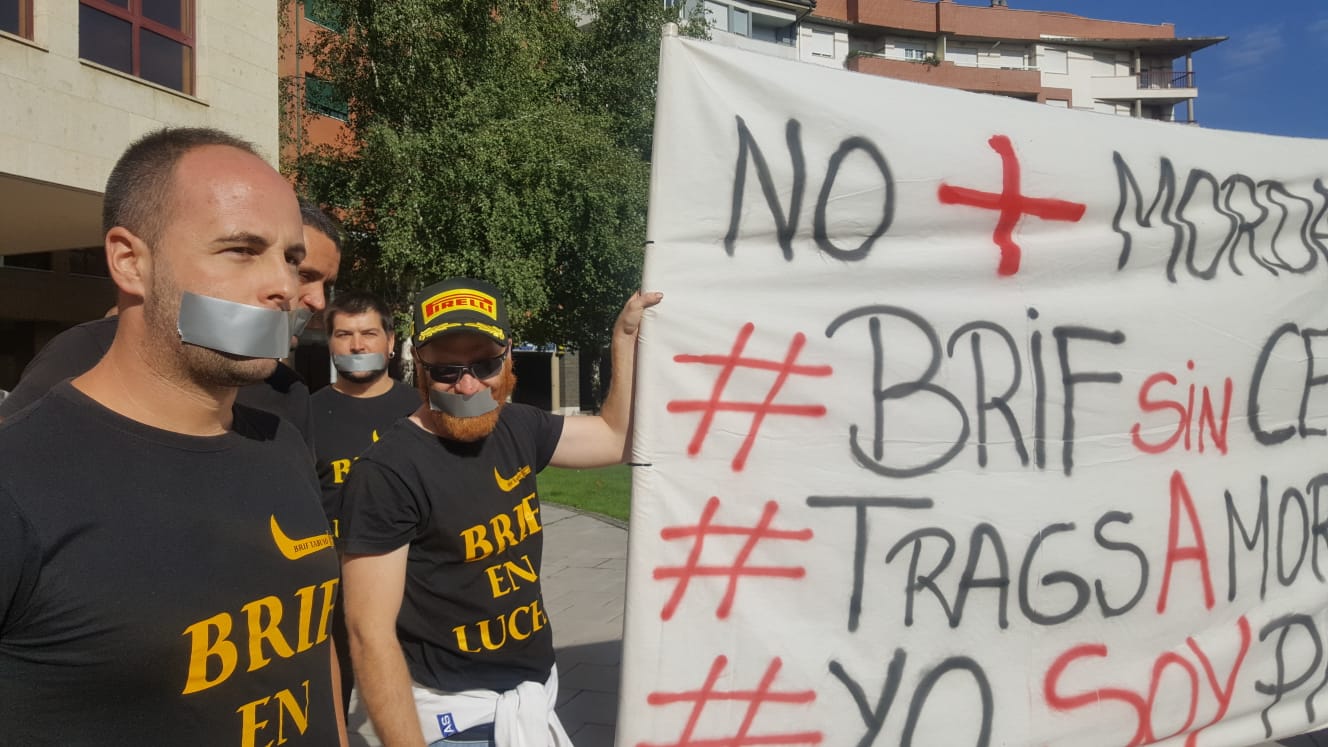 Un instante de la protesta de los brigadistas, este miércoles, ante las oficinas de Tragsa. 