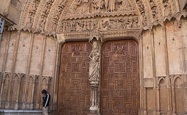 Imagen principal - Fachada desnuda de la Catedral de León.