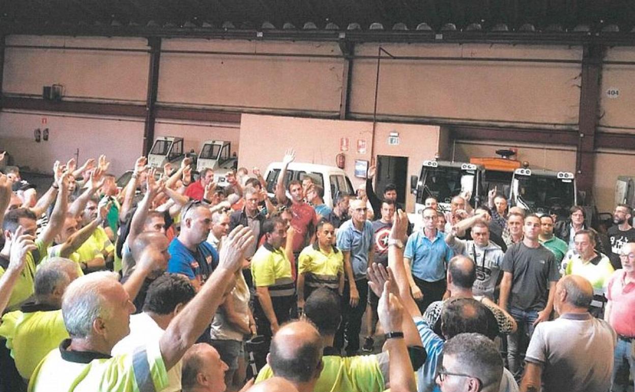 Imagen de la asamblea realizada este jueves por los trabajadores del servicio de limpieza.