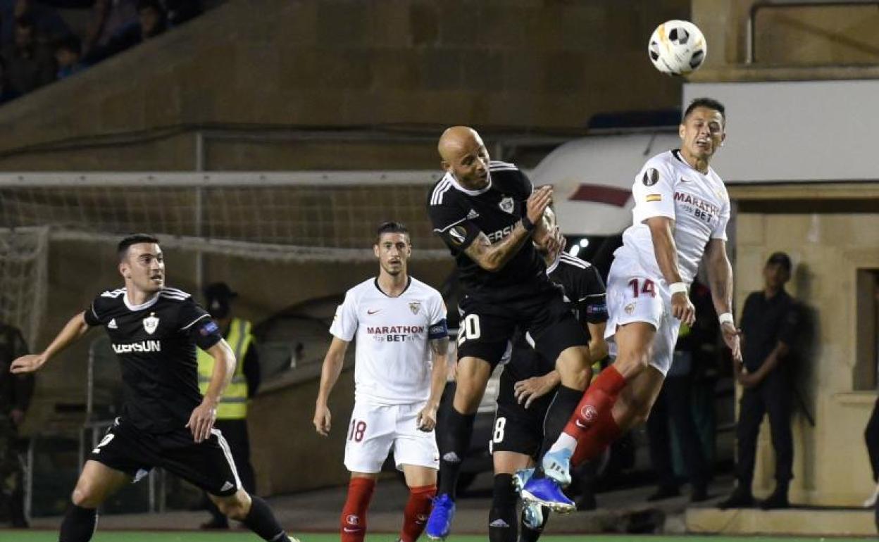 Chicharito Hernández pugna por un balón con Almeida, del Qarabag. 