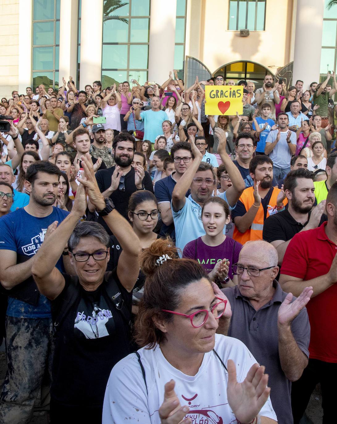 Los 1.400 efectivos y 400 medios materiales que la Unidad Militar de Emergencias (UME) y el resto de las Fuerzas Armadas desplegaron en la Región comienzan el regreso a sus bases tras rebajarse el nivel de emergencia