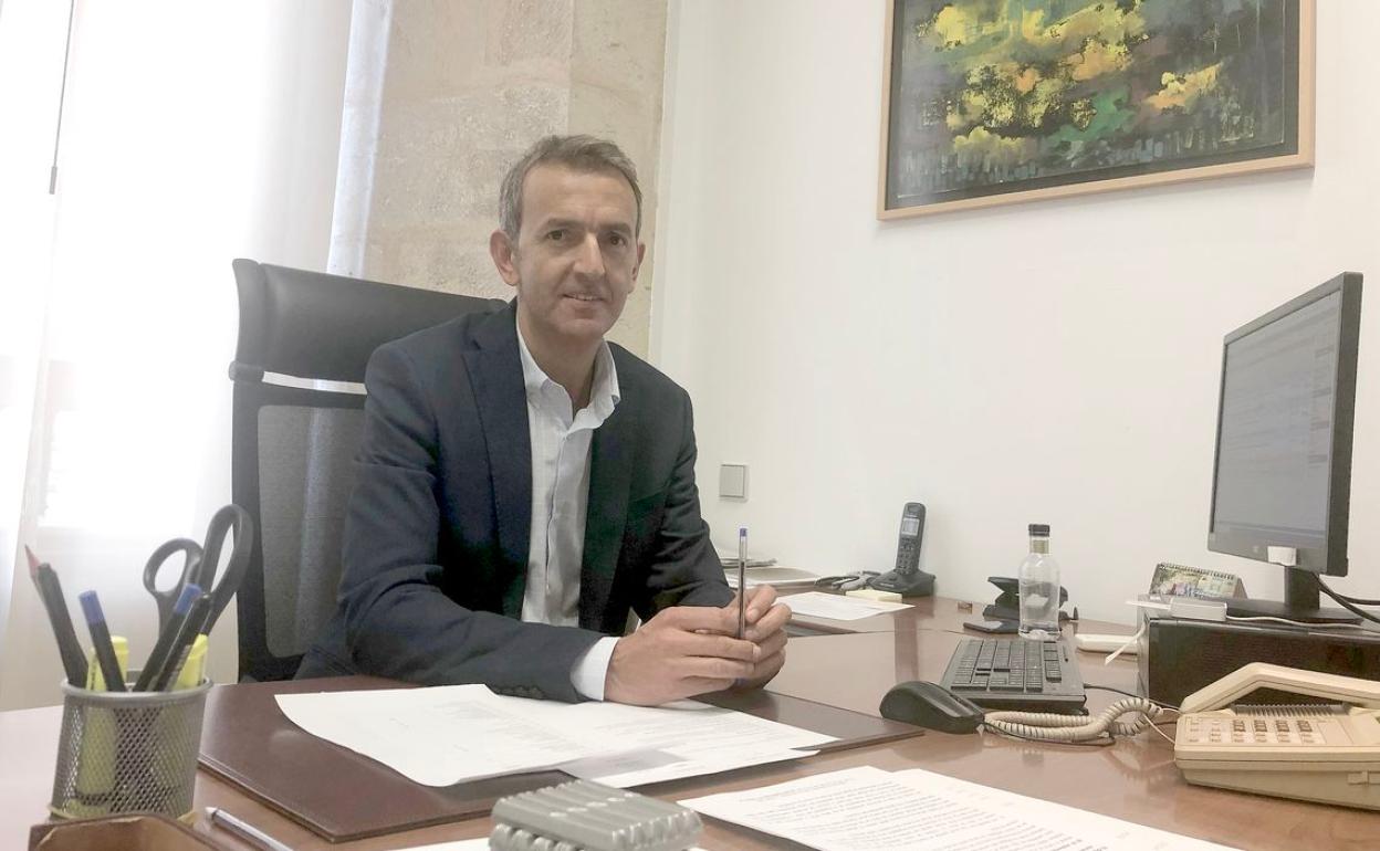 Santiago Dorado, en su despacho de la Diputación Provincial de León.