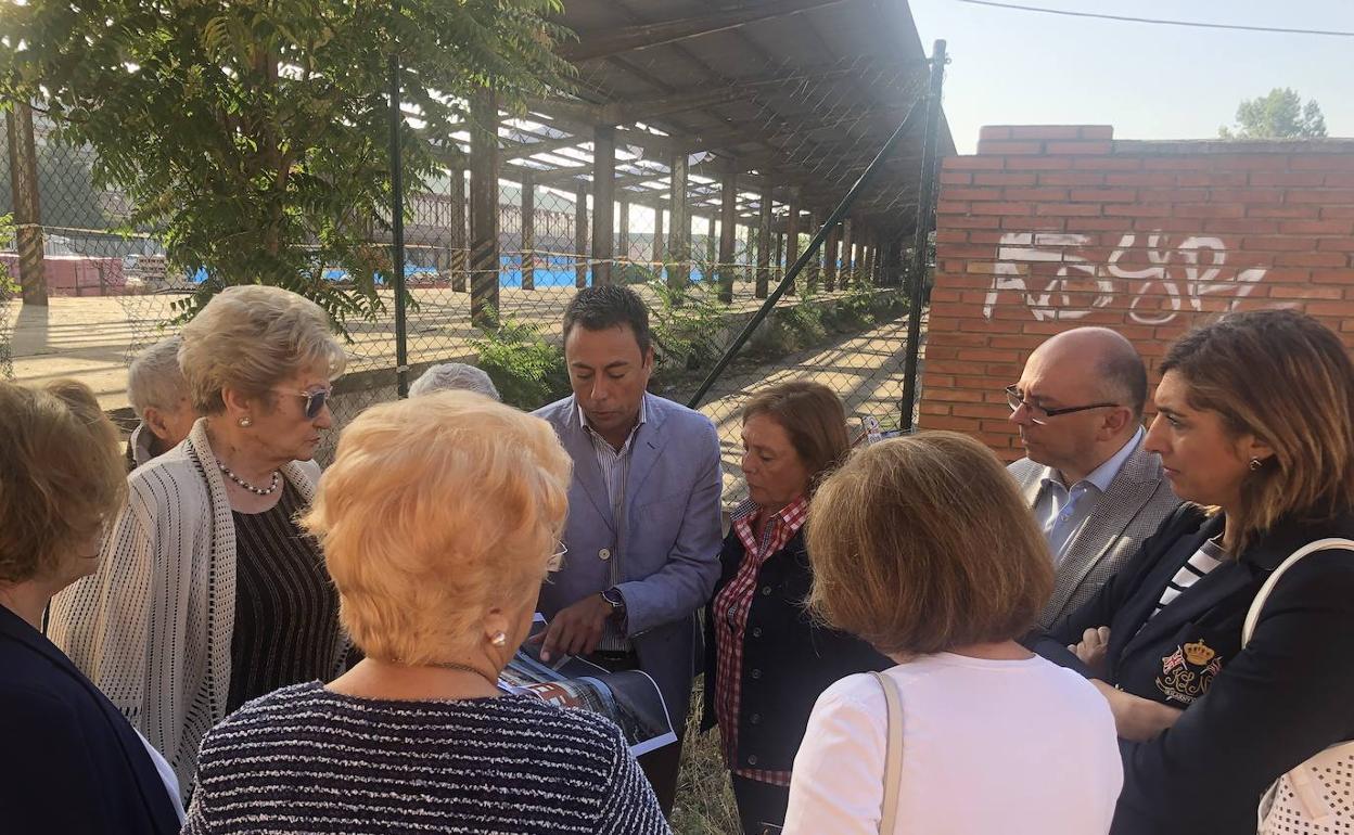Los concejales Eduardo Tocino y Aurora Baza durante su reunión con miembros de la Asociación Quevedo. 